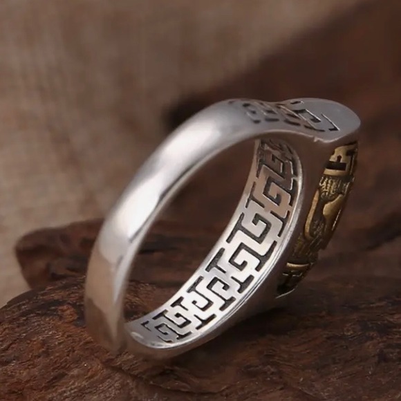 UNISEX TIBETAN ROTATING ‘OM MANI PADME HUM’ MANTRA RING. - Picture 4 of 4